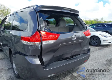 2013 Toyota Sienna Le V6 8 Passenger z USA, uszkodzony, nr VIN 5TDKK3DC3DS340609